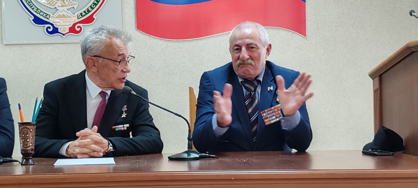 В рамках Всероссийской патриотической акции «Вахта Героев Отечества» сегодня в Кумторкалинском районе гостили герои России Владимир Легошин и Загид Загидов.